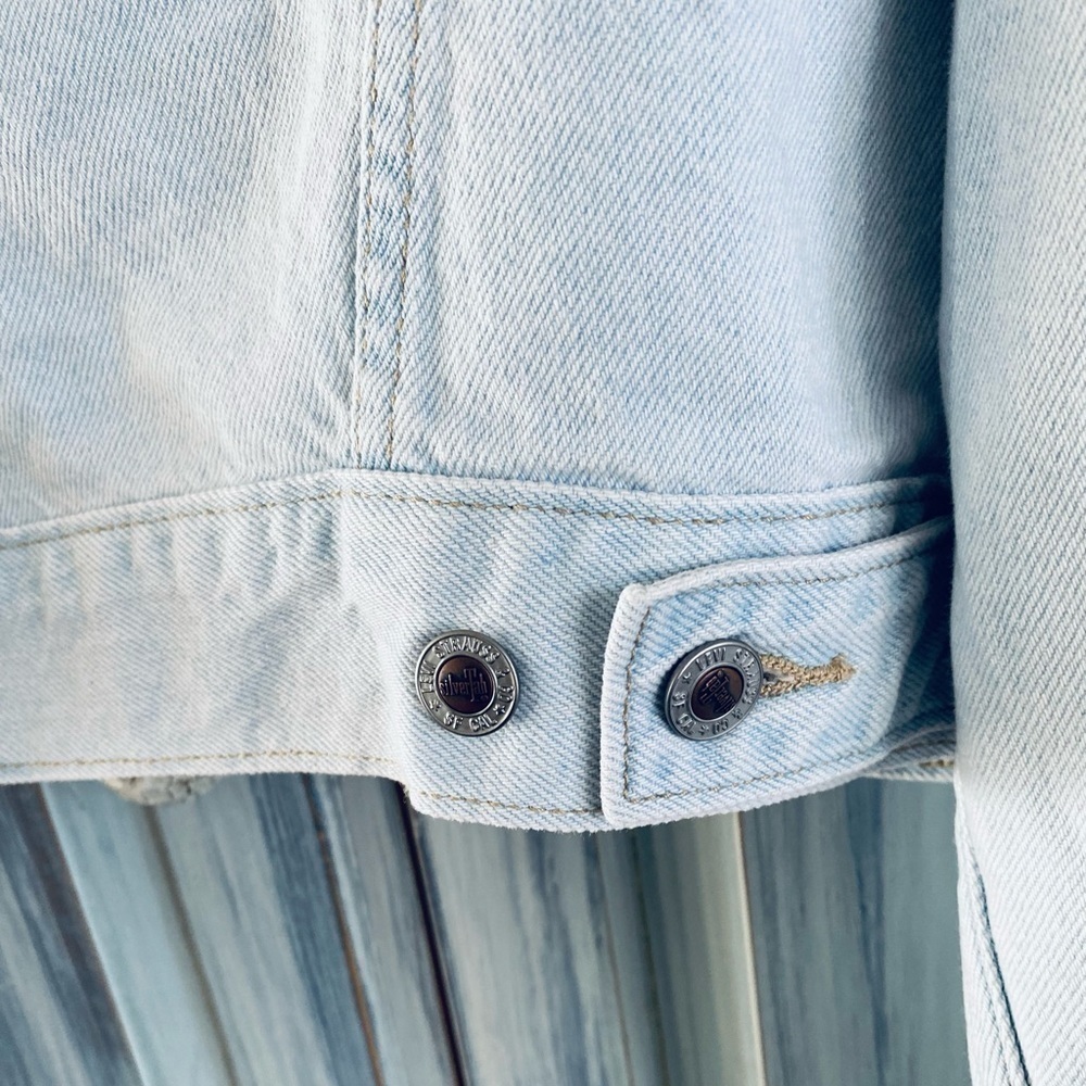 WOMEN'S Levi's® Silvertab™ Cropped Trucker Jean Jacket - Picture 11 of 15